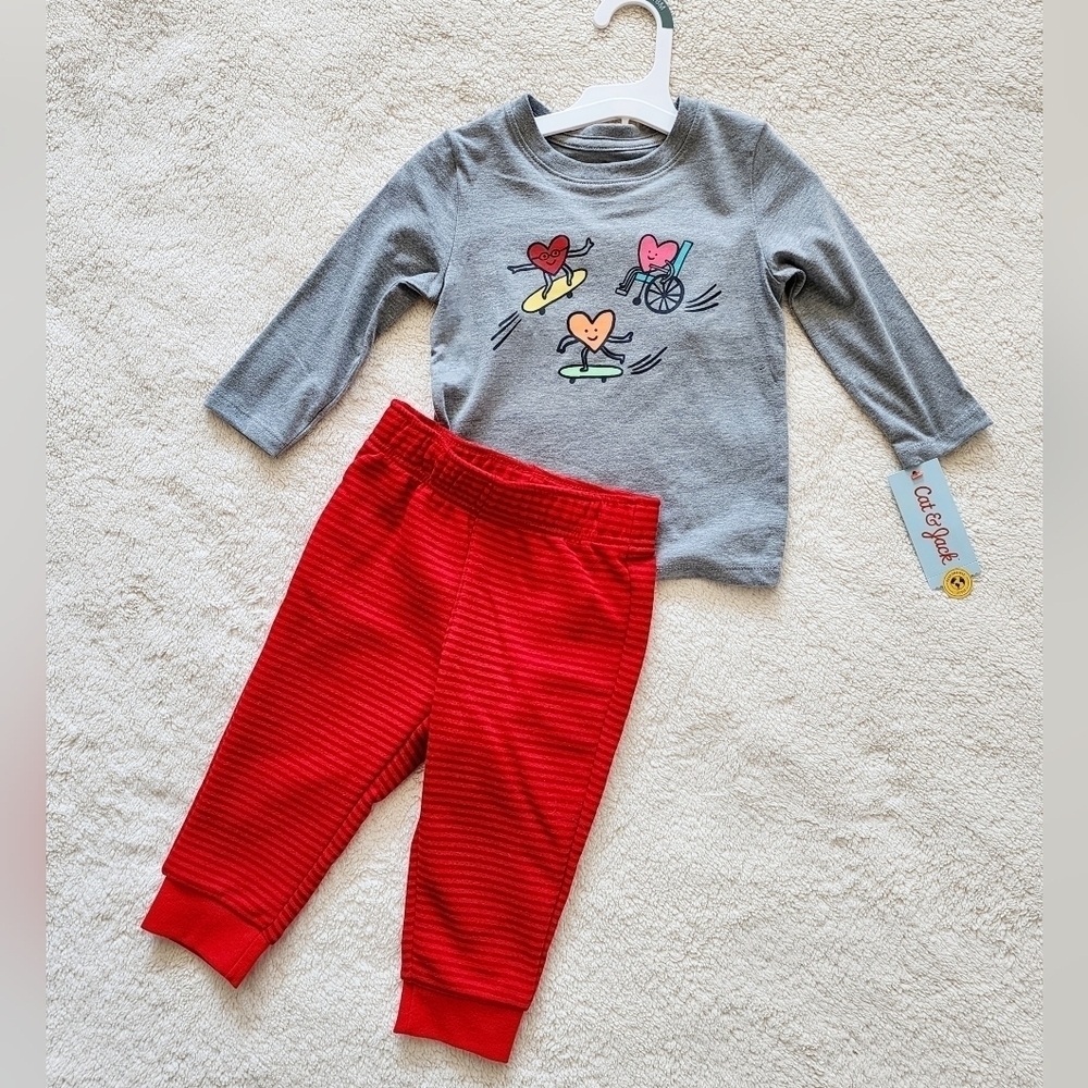 NWT toddler boy's / girl's Valentine's Day Hearts printed outfit set